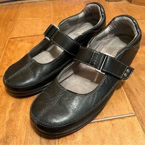 Aerosols Bookend leather shoes.